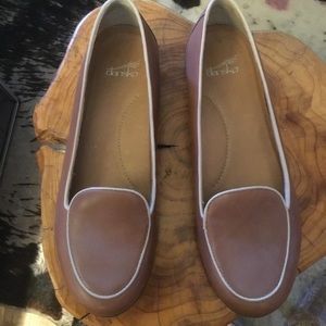 Dansko two tone camel color Nappa leather ballet flats loafers cream trim 39 9